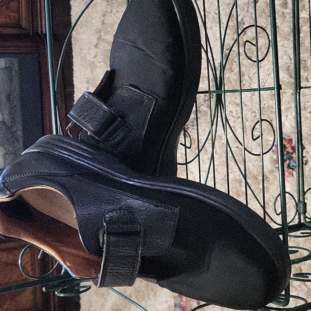 A pair of Dr. Comfort lady shoes size 10 W.
